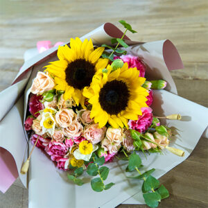 دسته گل آفتابگردان و رز
